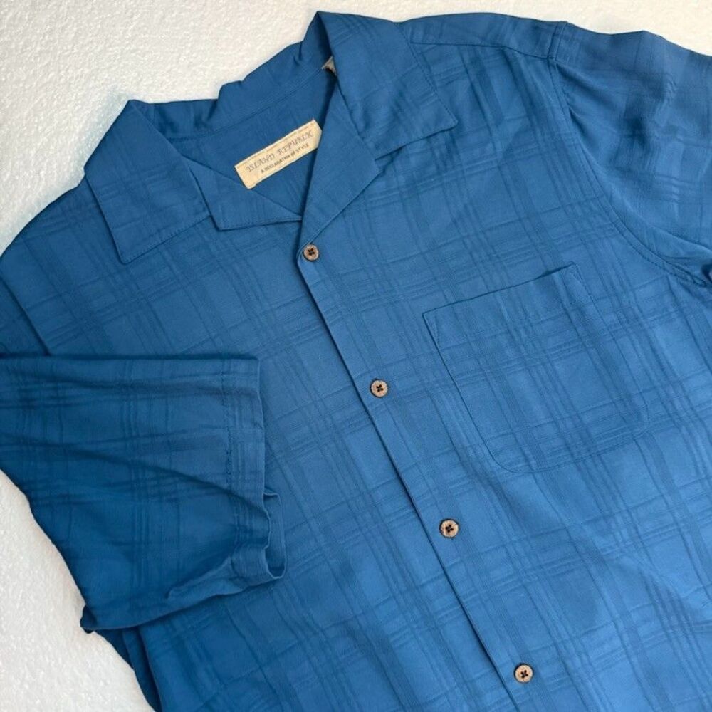 Island Republic Mens Hawaiian Shirt Medium Blue Short Sleeve Silk Blend Pattern